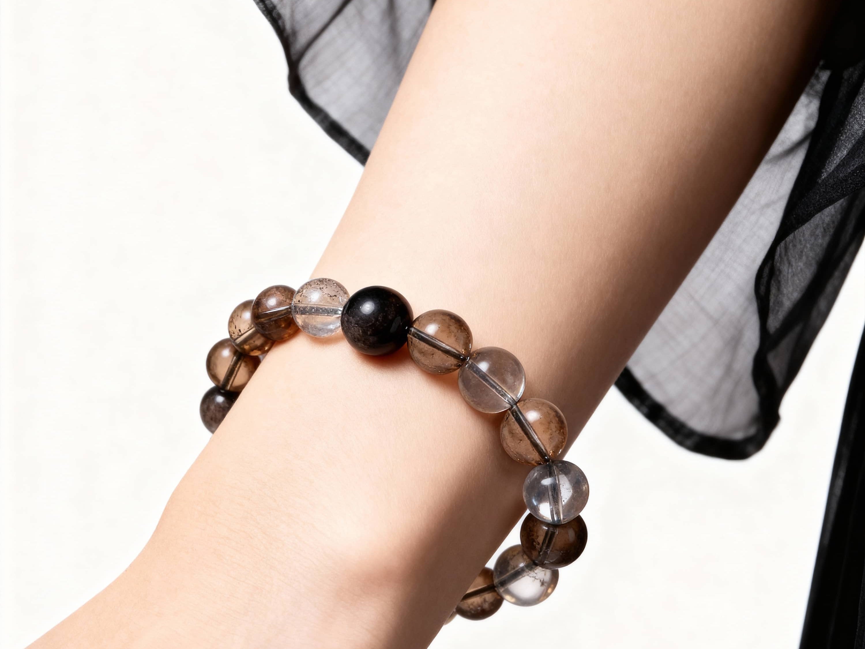 Why Minimalist Jewelry Feels More Powerful Than Statement Pieces